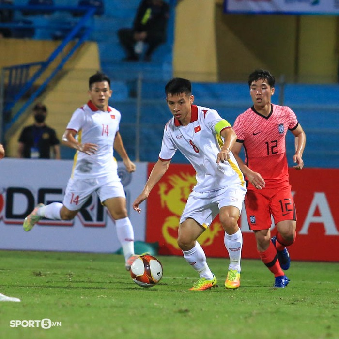 Hùng Dũng, Hoàng Anh bần thần tiếc nuối vì bỏ lỡ cơ hội ghi bàn vào lưới U20 Hàn Quốc - Ảnh 6.