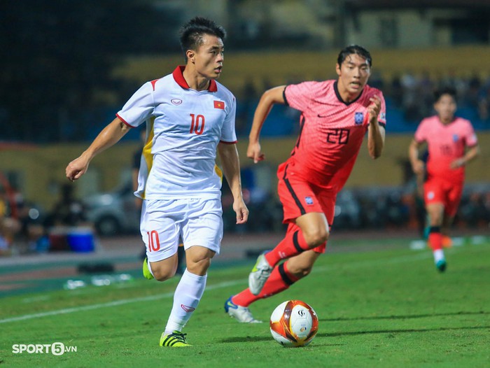 Hùng Dũng, Hoàng Anh bần thần tiếc nuối vì bỏ lỡ cơ hội ghi bàn vào lưới U20 Hàn Quốc - Ảnh 1.