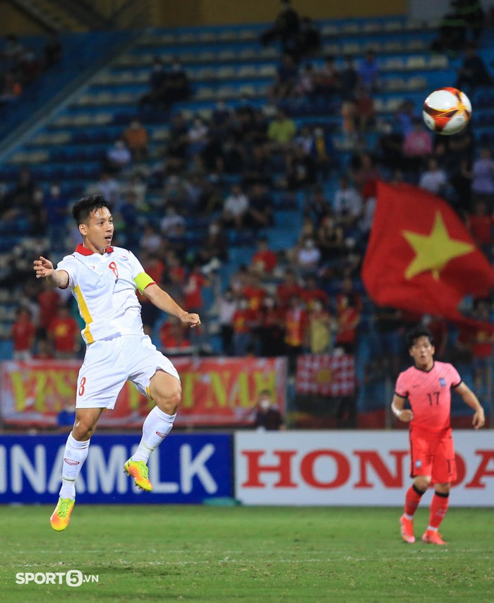Hùng Dũng, Hoàng Anh bần thần tiếc nuối vì bỏ lỡ cơ hội ghi bàn vào lưới U20 Hàn Quốc - Ảnh 5.