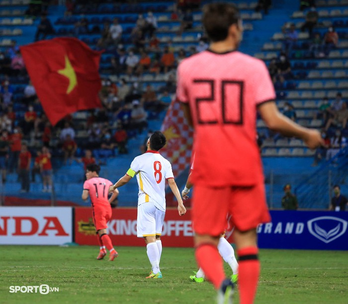 Hùng Dũng, Hoàng Anh bần thần tiếc nuối vì bỏ lỡ cơ hội ghi bàn vào lưới U20 Hàn Quốc - Ảnh 7.