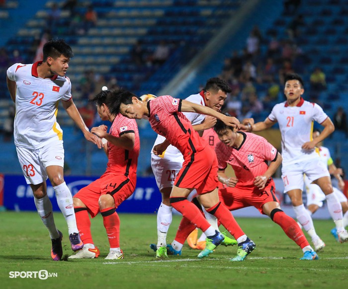 Hùng Dũng, Hoàng Anh bần thần tiếc nuối vì bỏ lỡ cơ hội ghi bàn vào lưới U20 Hàn Quốc - Ảnh 8.