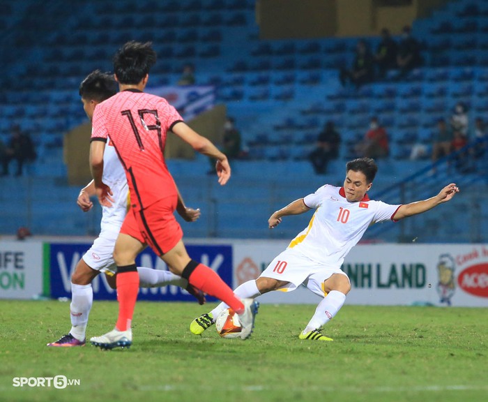 Hùng Dũng, Hoàng Anh bần thần tiếc nuối vì bỏ lỡ cơ hội ghi bàn vào lưới U20 Hàn Quốc - Ảnh 3.