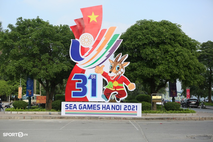 Hà Nội trang hoàng đường phố trước thềm SEA Games 31 đang gần kề - Ảnh 6.