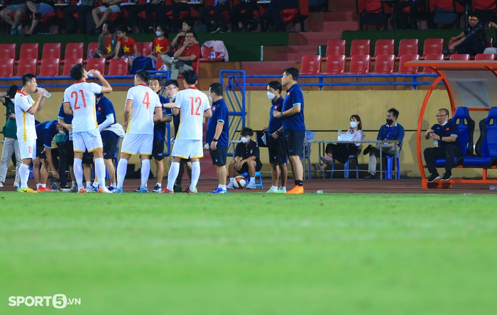 HLV Park Hang-seo phản ứng mạnh khi U23 Việt Nam tạt bổng hỏng nhiều - Ảnh 1.