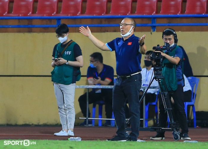 HLV Park Hang-seo phản ứng mạnh khi U23 Việt Nam tạt bổng hỏng nhiều - Ảnh 3.