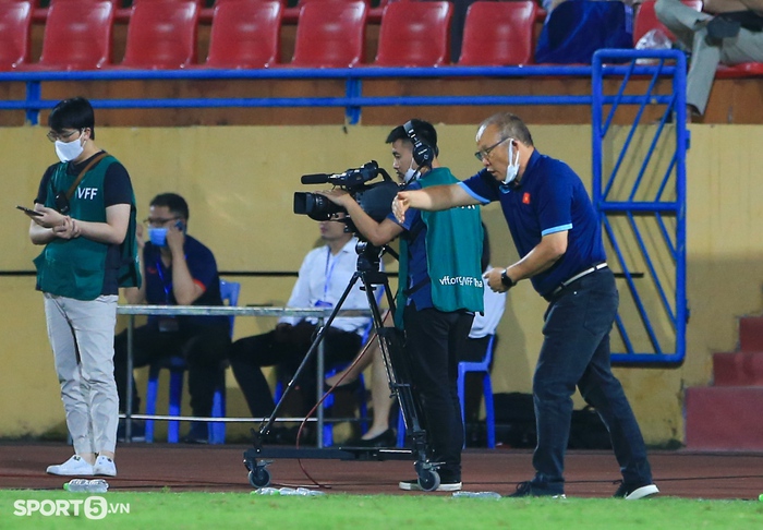 HLV Park Hang-seo phản ứng mạnh khi U23 Việt Nam tạt bổng hỏng nhiều - Ảnh 4.