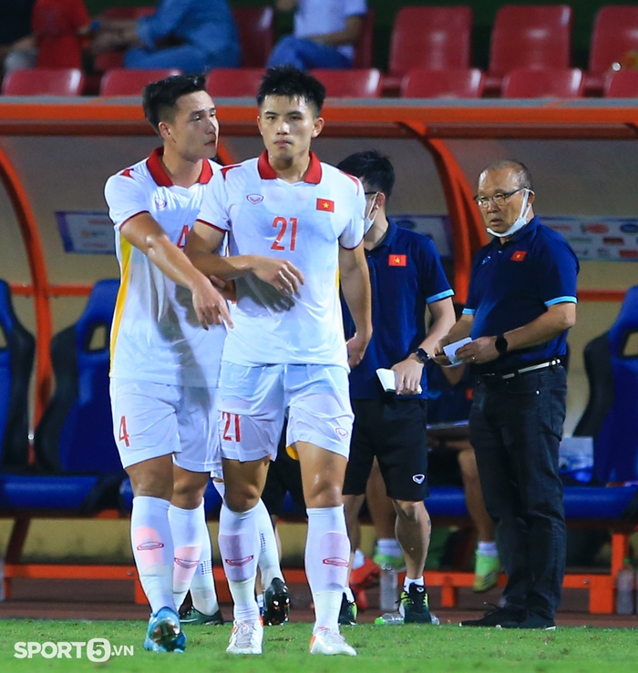 HLV Park Hang-seo phản ứng mạnh khi U23 Việt Nam tạt bổng hỏng nhiều - Ảnh 9.