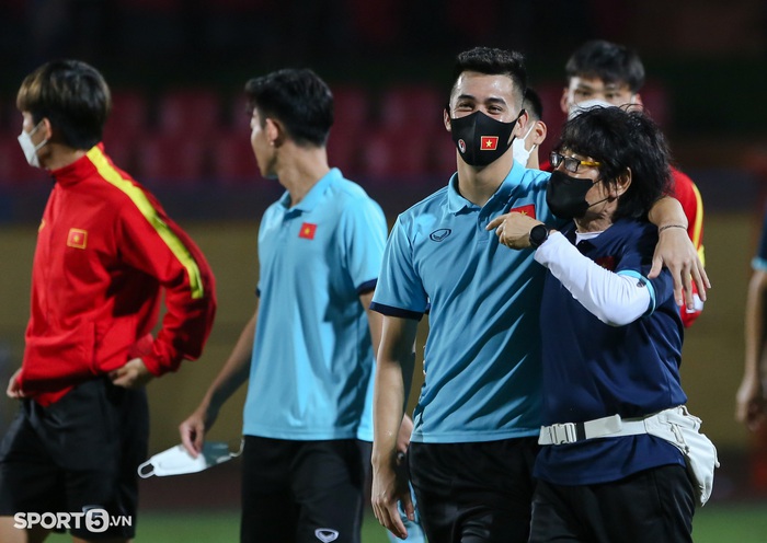Tiến Linh trêu bác sĩ Choi, U23 Việt Nam tập thêm ngay sau trận thắng U20 Hàn Quốc - Ảnh 3.