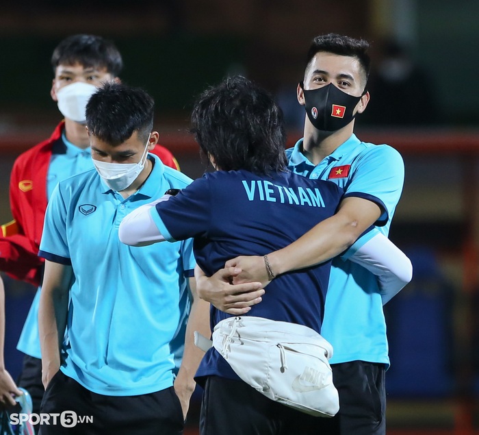 Tiến Linh trêu bác sĩ Choi, U23 Việt Nam tập thêm ngay sau trận thắng U20 Hàn Quốc - Ảnh 2.