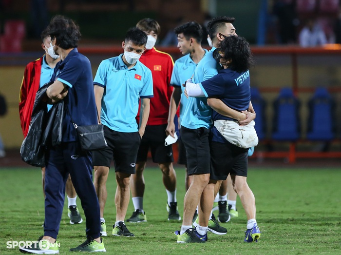 Tiến Linh trêu bác sĩ Choi, U23 Việt Nam tập thêm ngay sau trận thắng U20 Hàn Quốc - Ảnh 1.