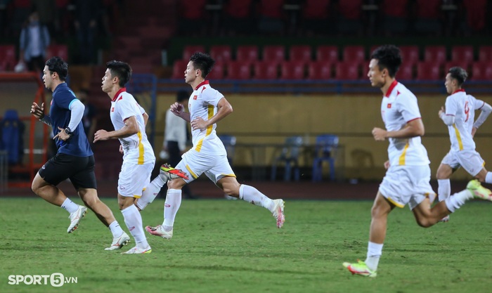 Tiến Linh trêu bác sĩ Choi, U23 Việt Nam tập thêm ngay sau trận thắng U20 Hàn Quốc - Ảnh 7.