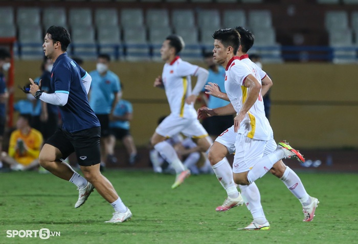 Tiến Linh trêu bác sĩ Choi, U23 Việt Nam tập thêm ngay sau trận thắng U20 Hàn Quốc - Ảnh 8.