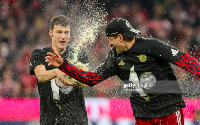 Mueller cho đồng đội cũ Schweinsteiger ướt như &quot;chuột lột&quot; trong ngày Bayern đăng quang - Ảnh 4.