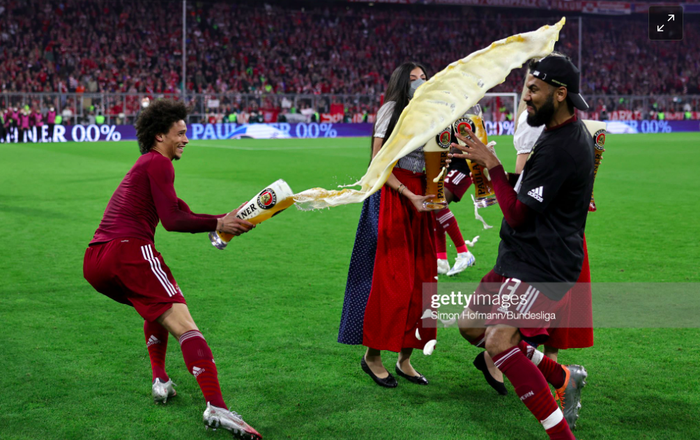 Mueller cho đồng đội cũ Schweinsteiger ướt như &quot;chuột lột&quot; trong ngày Bayern đăng quang - Ảnh 5.