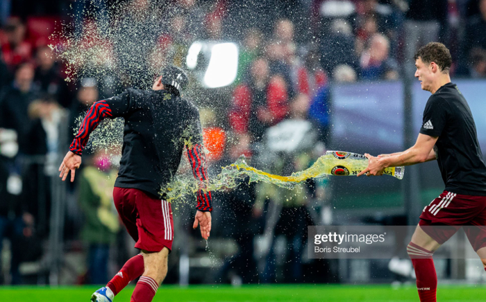 Mueller cho đồng đội cũ Schweinsteiger ướt như &quot;chuột lột&quot; trong ngày Bayern đăng quang - Ảnh 8.