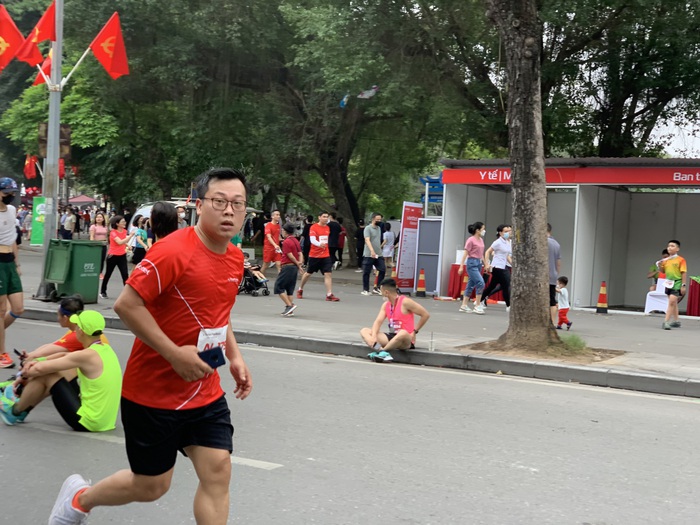 Giải chạy ở hồ Hoàn Kiếm quyên góp được hơn 600 triệu đồng ủng hộ chương trình Trái tim cho em - Ảnh 1.