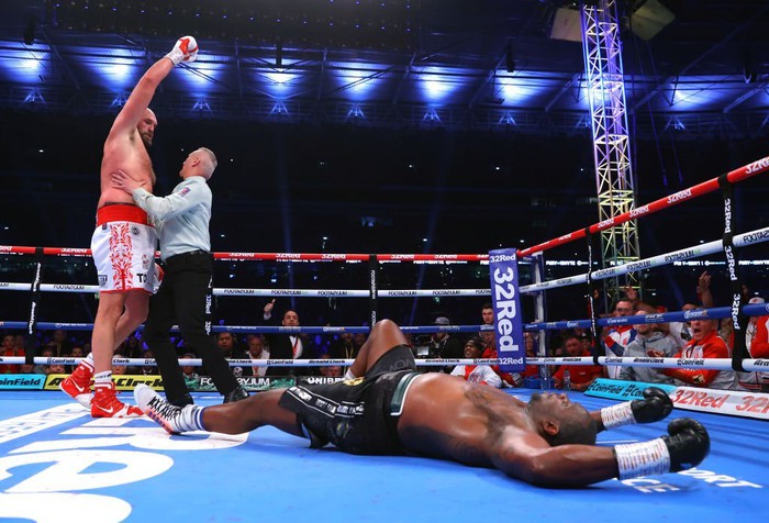 Tyson Fury tung cú KO khiến Dillian Whyte phải thở oxy, bảo vệ thành công đai WBC thế giới - Ảnh 4.