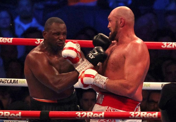 Tyson Fury đánh cho đối thủ phải thở oxy, bảo vệ thành công danh hiệu vô địch thế giới - Ảnh 3.
