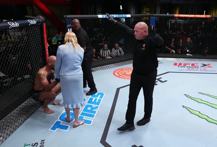 Móc mắt đối thủ, võ sĩ UFC lập tức bị xử thua - Ảnh 3.