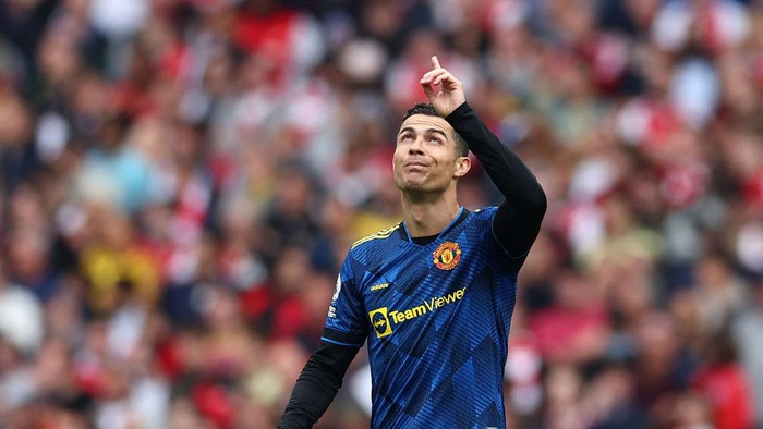 Fan Arsenal cà khịa MU bằng màn ăn mừng đậm chất Ronaldo - Ảnh 2.