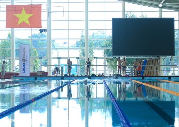 Cận cảnh buổi tập của dàn &quot;nam thần&quot; đội tuyển bơi Việt Nam chuẩn bị cho SEA Games 31 - Ảnh 10.
