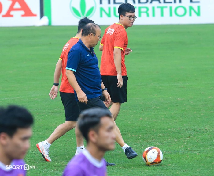 Thầy Park tách Hoàng Đức với Tiến Linh, nhóm thủ môn tập với bóng cỡ nhỏ  - Ảnh 6.