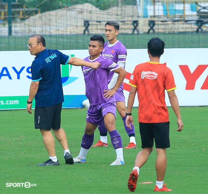 HLV Park Hang-seo túm áo Hồ Thanh Minh đi bắt tay với Bùi Hoàng Việt Anh - Ảnh 1.