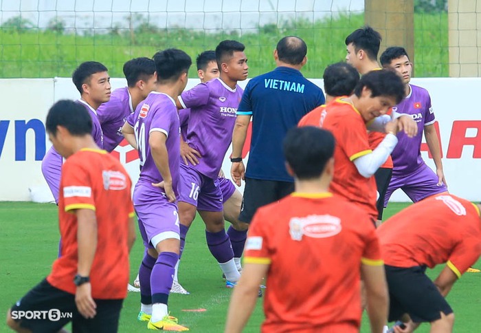 HLV Park Hang-seo túm áo Hồ Thanh Minh đi bắt tay với Bùi Hoàng Việt Anh - Ảnh 3.