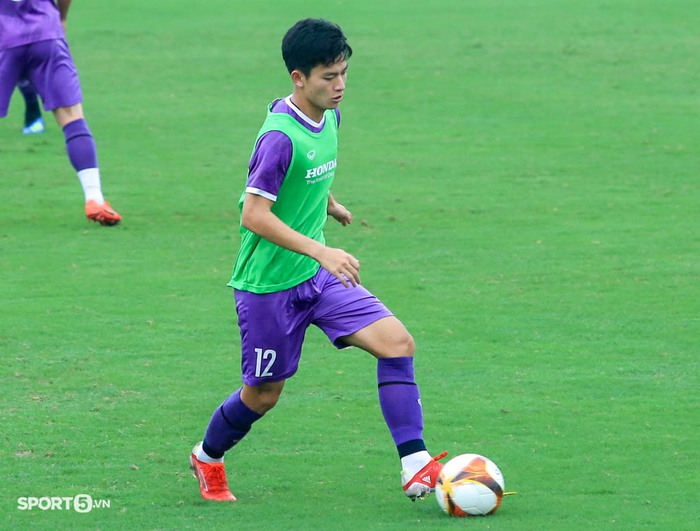 HLV Park Hang-seo túm áo Hồ Thanh Minh đi bắt tay với Bùi Hoàng Việt Anh - Ảnh 10.
