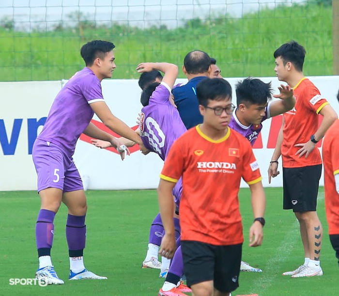 HLV Park Hang-seo túm áo Hồ Thanh Minh đi bắt tay với Bùi Hoàng Việt Anh - Ảnh 4.