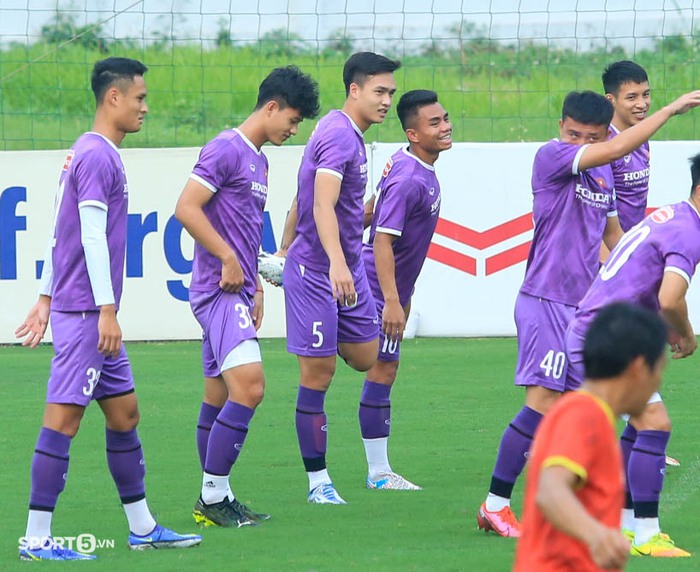 HLV Park Hang-seo túm áo Hồ Thanh Minh đi bắt tay với Bùi Hoàng Việt Anh - Ảnh 5.