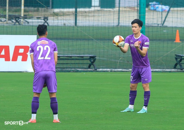 HLV Park Hang-seo túm áo Hồ Thanh Minh đi bắt tay với Bùi Hoàng Việt Anh - Ảnh 8.