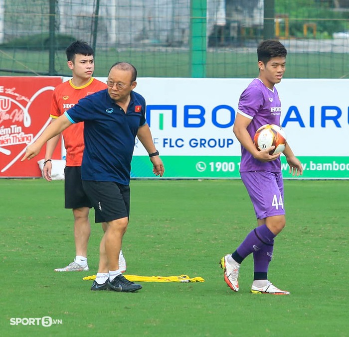 Thầy Park tách Hoàng Đức với Tiến Linh, nhóm thủ môn tập với bóng cỡ nhỏ  - Ảnh 3.