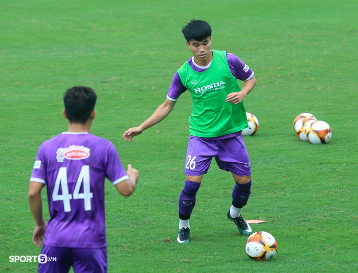 HLV Park Hang-seo túm áo Hồ Thanh Minh đi bắt tay với Bùi Hoàng Việt Anh - Ảnh 9.
