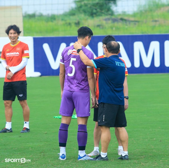 HLV Park Hang-seo túm áo Hồ Thanh Minh đi bắt tay với Bùi Hoàng Việt Anh - Ảnh 6.