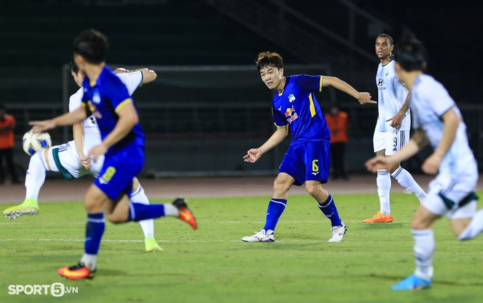 Minh Vương dùng tay cản bóng khiến cầu thủ Jeonbuk bất bình - Ảnh 2.