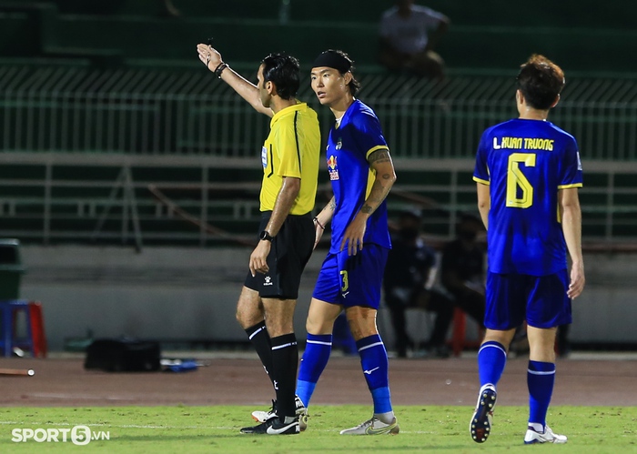 Minh Vương dùng tay cản bóng khiến cầu thủ Jeonbuk bất bình - Ảnh 6.