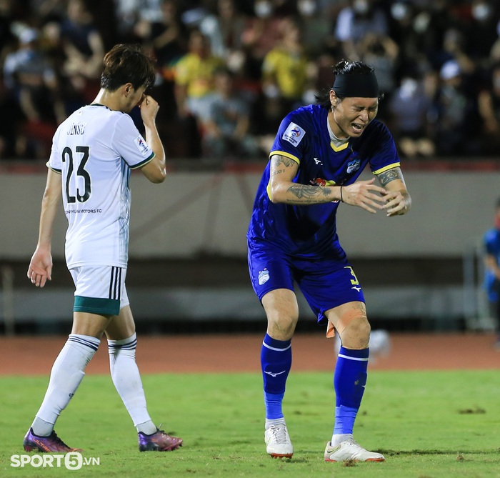 Minh Vương dùng tay cản bóng khiến cầu thủ Jeonbuk bất bình - Ảnh 11.
