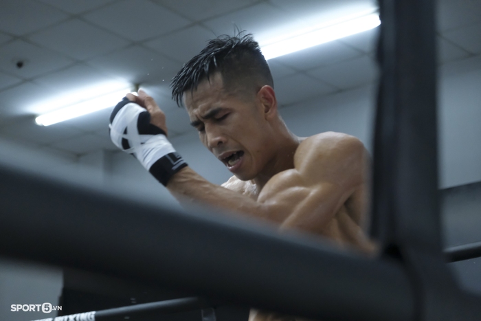 Võ sĩ boxing Trần Văn Thảo vượt nắng nóng, tăng tốc cho SEA Games 31 - Ảnh 7.