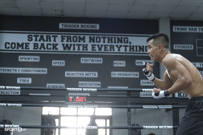 Võ sĩ boxing Trần Văn Thảo vượt nắng nóng, tăng tốc cho SEA Games 31 - Ảnh 2.