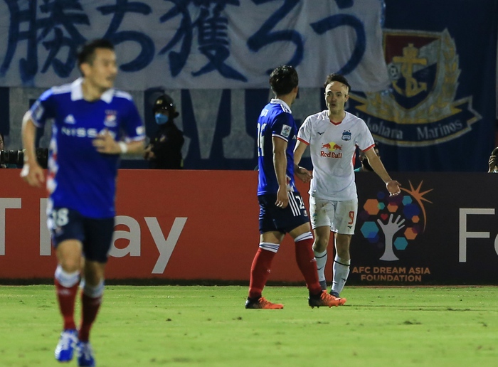 Văn Toàn nóng mặt, chiến đấu cực hăng với hậu vệ Yokohama F. Marinos dù chấn thương - Ảnh 1.