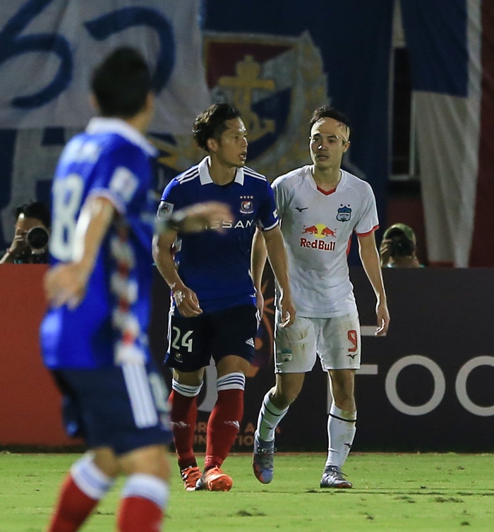 Văn Toàn nóng mặt, chiến đấu cực hăng với hậu vệ Yokohama F. Marinos dù chấn thương - Ảnh 3.