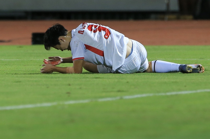 Văn Toàn nóng mặt, chiến đấu cực hăng với hậu vệ Yokohama F. Marinos dù chấn thương - Ảnh 4.