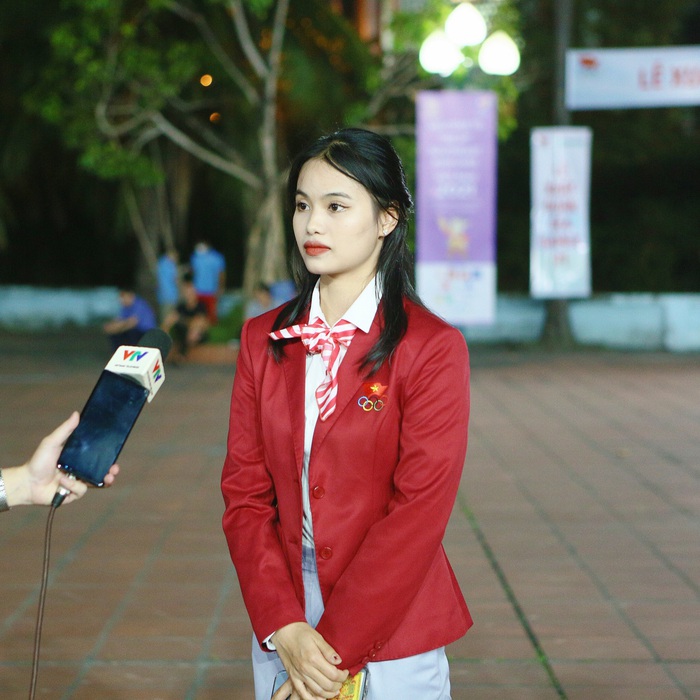 Cung thủ Đỗ Thị Ánh Nguyệt xuất hiện với nhan sắc xinh đẹp tại lễ xuất quân dự SEA Games 31 - Ảnh 2.