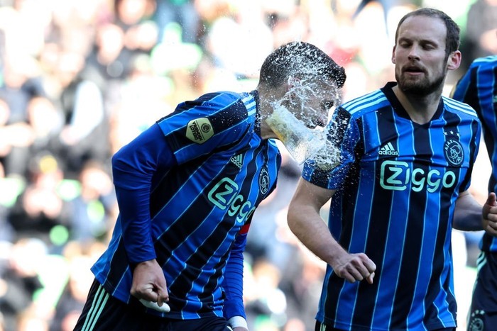 Đội trưởng Ajax bị fan đối thủ ném bia vào mặt, sau đó anh chàng còn có phản ứng cực ngông! - Ảnh 4.