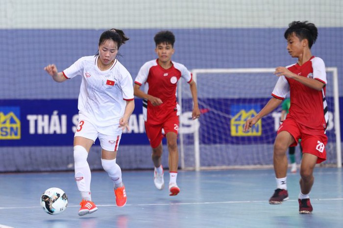 Futsal nữ Việt Nam khắc phục khâu dứt điểm hướng tới SEA Games - Ảnh 1.