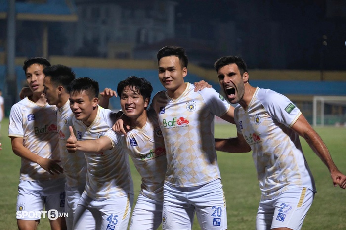 Quang Hải không ăn mừng sau bàn thắng quý như vàng của Hà Nội FC vào lưới Viettel - Ảnh 2.