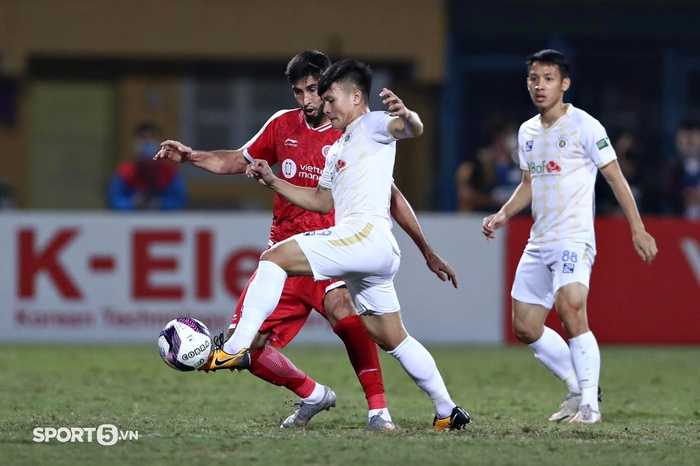 Quang Hải không ăn mừng sau bàn thắng quý như vàng của Hà Nội FC vào lưới Viettel - Ảnh 6.