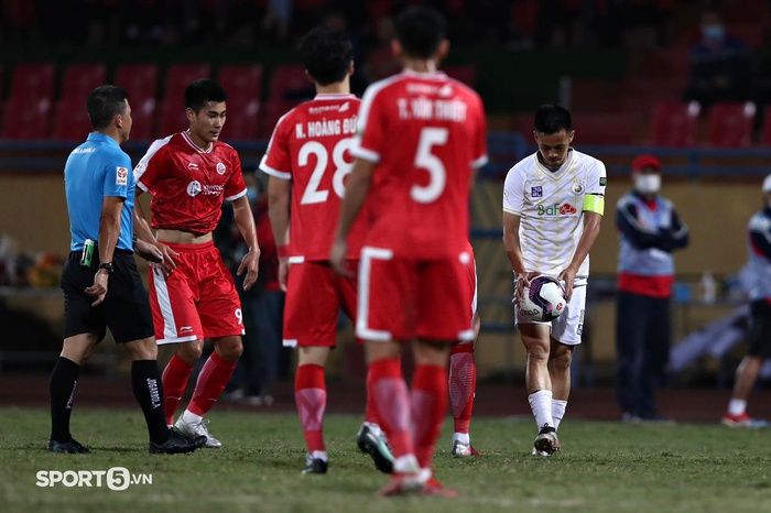 Quang Hải không ăn mừng sau bàn thắng quý như vàng của Hà Nội FC vào lưới Viettel - Ảnh 4.