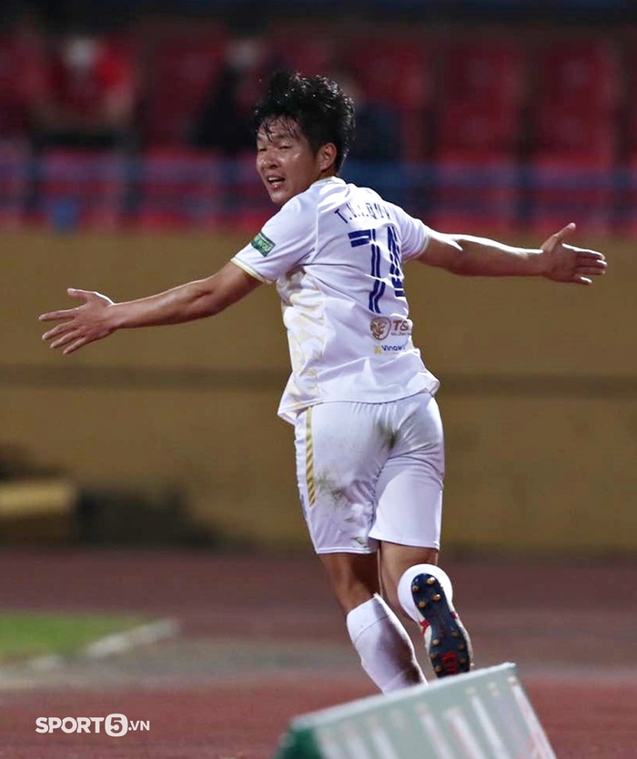 Quang Hải không ăn mừng sau bàn thắng quý như vàng của Hà Nội FC vào lưới Viettel - Ảnh 1.